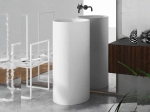 Lavabo totem design de forme cylindrique. Il est conçu en une seule pièce avec des bords droits et des lignes épurées, finition blanche et lisse, Matière Résine Solid Surface, Taille 45 x 45 x 90 cm - LIVRAISON OFFERTE
